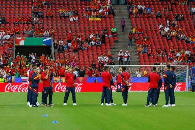 Spain s players inspect the pitch before their Euro2024 round of 16 soccer match against Georgia at RheinEnergieStadion in Cologne, Germany, 30 June 2024. Spain vs. Georgia !ACHTUNG: NUR REDAKTIONELLE NUTZUNG!  Copyright: xJ.J.xGuillénx GRAF9849 20240630-55014022263_1