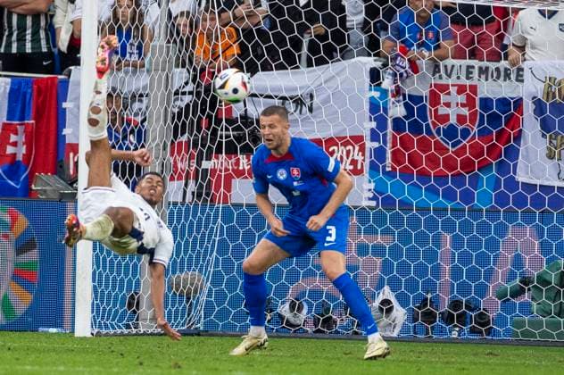UEFA EURO, EM, Europameisterschaft,Fussball 2024: England - Slowakei; 30.06.2024 Jude Bellingham (England, 10) erzielt das Tor zum 1:1 Ausgleich per Fallrückzieher. UEFA EURO 2024: England - Slowakei; Arena AufSchalke, Gelsenkirchen am 30.06.2024 Copyright: xBEAUTIFULxSPORTS Meuselx