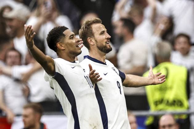 GELSENKIRCHEN - (l-r) Jude Bellingham of England, Harry Kane of England celebrate 1-1 during the UEFA EURO, EM, Europameisterschaft,Fussball 2024 round of 16 match between England and Slovakia at the Arena AufSchalke on June 30, 2024 in Gelsenkirchen, Germany. ANP Hollandse Hoogte MAURICE VAN STEEN UEFA EURO 2024 2024 xVIxANPxSportx xVanxSteenxFotografiexIVx 502449847 originalFilename: 502449847.jpg