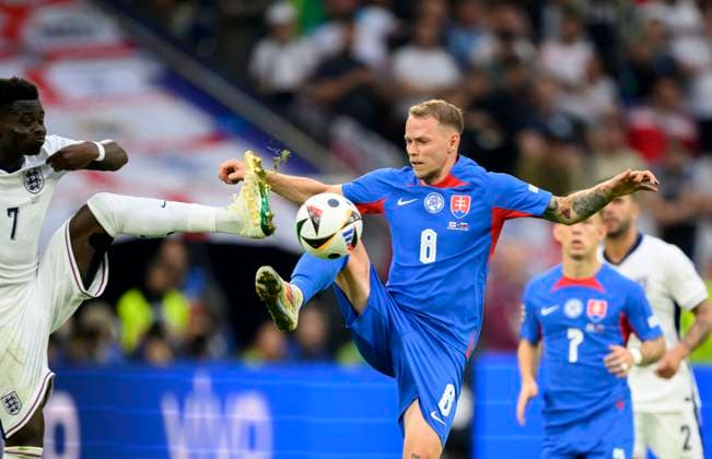 v.l. SAKA Bukayo (ENG), Ondrej DUDA (SVK) AKtion, Zweikampf, Achtelfinale, Match M40, England (ENG) - Slowakei (SVK), am 30.06.2024 in Gelsenkirchen Deutschland. Fussball Europameisterschaft 2024 vom 14.06. - 14.07.2024 in Deutschland. Â