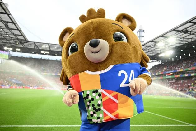 30.06.2024, xsltx, Fussball EM 2024 1 8 Finale, Spanien - Georgien emspor, v.l. Das offizielle Maskottchen der UEFA EURO, EM, Europameisterschaft,Fussball 2024 heißt Albärt. (DFL DFB REGULATIONS PROHIBIT ANY USE OF PHOTOGRAPHS as IMAGE SEQUENCES and or QUASI-VIDEO) Köln