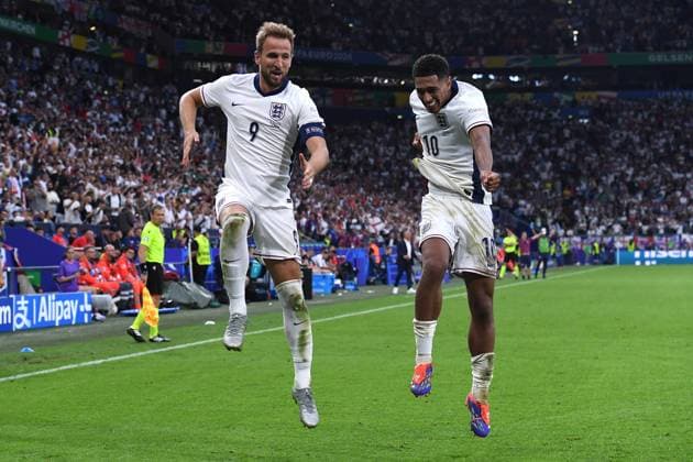 Fußball UEFA EURO, EM, Europameisterschaft,Fussball 2024 Achtelfinale England - Slowakei am 30.06.2024 in der Arena AufSchalke in Gelsenkirchen Torjubel Jubel Tor zum 2:1 durch Harry Kane ( England ) Harry Kane ( England ), links - Jude Bellingham ( England ), rechts