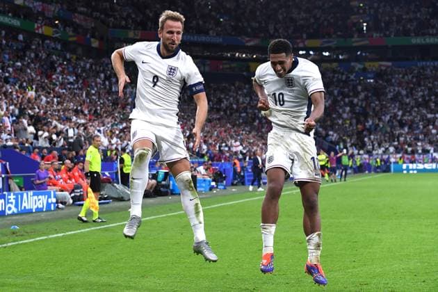 Fußball UEFA EURO, EM, Europameisterschaft,Fussball 2024 Achtelfinale England - Slowakei am 30.06.2024 in der Arena AufSchalke in Gelsenkirchen Torjubel Jubel Tor zum 2:1 durch Harry Kane ( England ) Harry Kane ( England ), links - Jude Bellingham ( England ), rechts