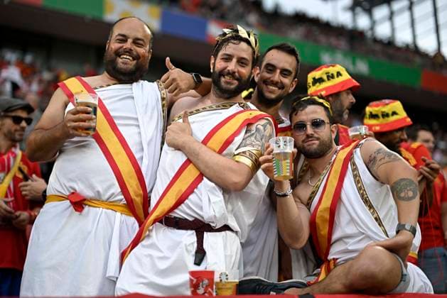 30.06.2024, Fussball UEFA EURO, EM, Europameisterschaft,Fussball 2024, Achtelfinale, Spanien - Georgien, im Köln Stadion, Die Spanier feiern vor dem Spiel.