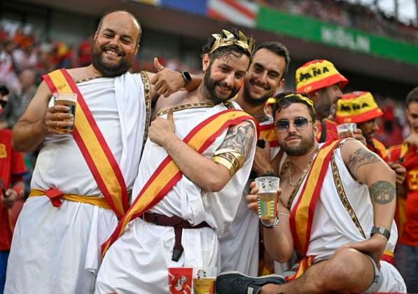 30.06.2024, Fussball UEFA EURO, EM, Europameisterschaft,Fussball 2024, Achtelfinale, Spanien - Georgien, im Köln Stadion, Die Spanier feiern vor dem Spiel.