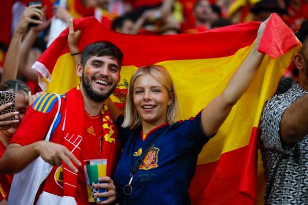 Spain fans cheer before the Euro2024 round of 16 soccer match between Spain and Georgia at RheinEnergieStadion in Cologne, Germany, 30 June 2024. Spain vs. Georgia !ACHTUNG: NUR REDAKTIONELLE NUTZUNG!  Copyright: xAlbertoxEstevezx GRAF9865 20240630-55014022629_1