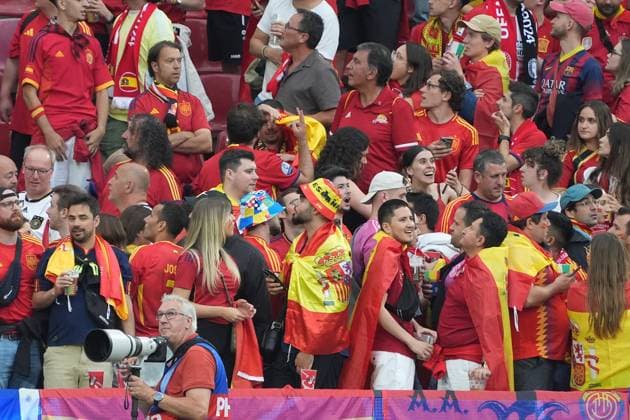 Spanische Fans - Köln 30.06.2024: Spanien vs. Georgien, EURO2024 M37, Achtelfinale, EM-Arena Köln