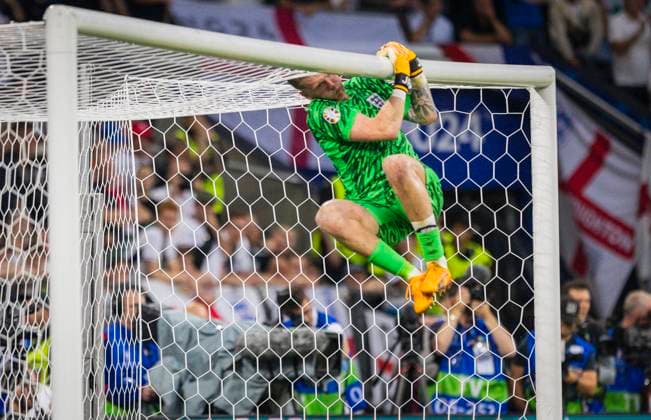 Gelsenkirchen, Germany. 30th Jun 2024. Jordan Pickford (ENG) hangs on the goalEngland - Slovakia England - Slowakei .06.2024