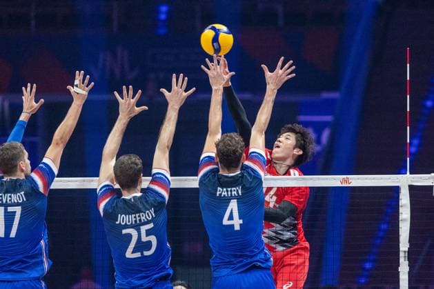 Sport Bilder des Tages Volleyball, Nations League, Finale, Japan - Frankreich Japan - France 30.06.2024 Lodz, Poland, men s Volleyball Nations League, final round finals , game ( match ) Japan - France ; image shows: Quentin Jouffroy (25) Jean Patry (4) Yuki Ishikawa (R) photo Katarzyna Plewczynska Fotostyk Copyright: xFotostykxPhotoxAgencyx 20240630FCTKP1121
