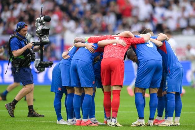 EURO 2024, England - Slowakei Fußball, UEFA EURO, EM, Europameisterschaft,Fussball 2024 Achtelfinale, 20240630, England - Slowakei. Im Bild Slowakei schwört sich ein. Gelsenkirchen Arena auf Schalke Nordrhein-Westfalen Deutschland Copyright: Passion2Press MarkusxFischerx