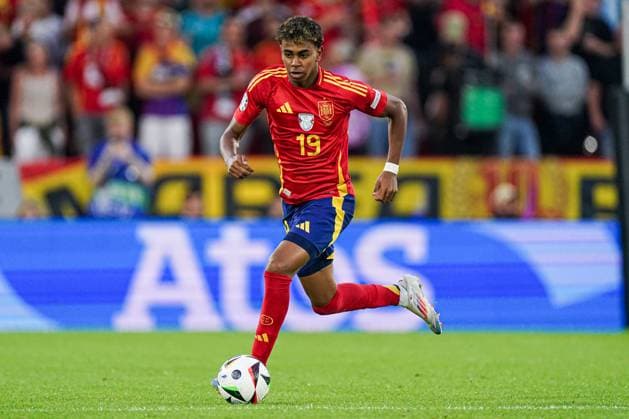 2024-06-30 Spain v Georgia - Round of 16 - UEFA EURO, EM, Europameisterschaft,Fussball 2024 COLOGNE, GERMANY - JUNE 30: Lamine Yamal of Spain dribbles during the Round of 16 - UEFA EURO 2024 match between Spain and Georgia at Cologne Stadium on June 30, 2024 in Cologne, Germany. (Photo by Joris Verwijst BSR Agency) Cologne Germany Content not available for redistribution in The Netherlands directly or indirectly through any third parties. Copyright: xBSRxAgencyx