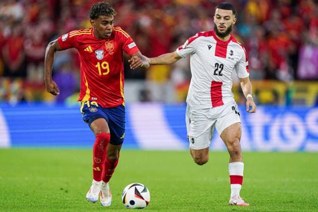 2024-06-30 Spain v Georgia - Round of 16 - UEFA EURO, EM, Europameisterschaft,Fussball 2024 COLOGNE, GERMANY - JUNE 30: Lamine Yamal of Spain, Georges Mikautadze of Georgia battle for the ball during the Round of 16 - UEFA EURO 2024 match between Spain and Georgia at Cologne Stadium on June 30, 2024 in Cologne, Germany. (Photo by Joris Verwijst BSR Agency) Cologne Germany Content not available for redistribution in The Netherlands directly or indirectly through any third parties. Copyright: xBSRxAgencyx
