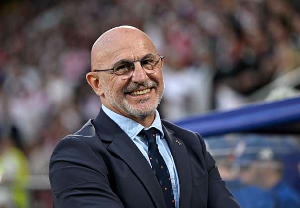 30.06.2024, Fussball UEFA EURO, EM, Europameisterschaft,Fussball 2024, Achtelfinale, Spanien - Georgien, im Köln Stadion, Trainer Luis de la Fuente (Spanien) lacht herzlich
