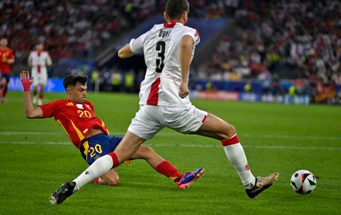 30.06.2024, Fussball UEFA EURO, EM, Europameisterschaft,Fussball 2024, Achtelfinale, Spanien - Georgien, im Köln Stadion, v.l. Pedri (Spanien) mit vollem Einsatz gegen Lasha Dvali (Georgien)