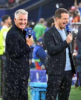 30.06.2024, xsltx, Fussball EM 2024 1 8 Finale, Spanien - Georgien emspor, v.l. Kommentator Bastian Schweinsteiger (DFL DFB REGULATIONS PROHIBIT ANY USE OF PHOTOGRAPHS as IMAGE SEQUENCES and or QUASI-VIDEO) Köln