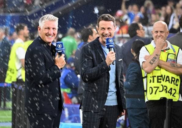 30.06.2024, xsltx, Fussball EM 2024 1 8 Finale, Spanien - Georgien emspor, v.l. Kommentator Bastian Schweinsteiger (DFL DFB REGULATIONS PROHIBIT ANY USE OF PHOTOGRAPHS as IMAGE SEQUENCES and or QUASI-VIDEO) Köln