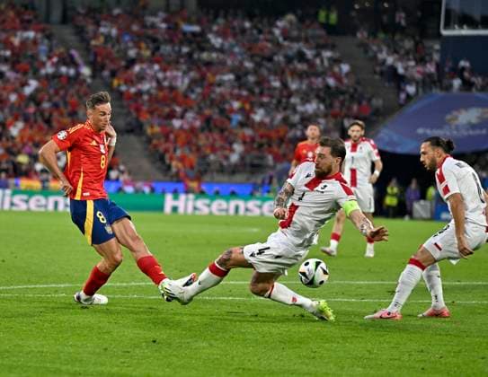 30.06.2024, Fussball UEFA EURO, EM, Europameisterschaft,Fussball 2024, Achtelfinale, Spanien - Georgien, im Köln Stadion, v.l. Fabian (Spanien) gegen Guram Kashia (Georgien)