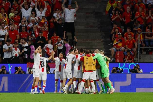 Georgia s players celebrate the 0-1 during the Euro2024 round of 16 soccer match between Spain and Georgia at RheinEnergieStadion in Cologne, Germany, 30 June 2024. Spain vs. Georgia !ACHTUNG: NUR REDAKTIONELLE NUTZUNG!  Copyright: xJJxGuillenx GRAF9893 20240630-55014023219_1