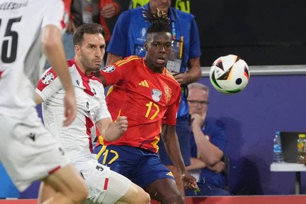 Nico Williams (Spanien Spain, 17) flankt - Köln 30.06.2024: Spanien vs. Georgien, EURO2024 M37, Achtelfinale, EM-Arena Köln