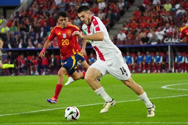 Luka Lochoshvili (Georgien, Georgia, 14) im Zweikampf gegen Pedri (Spanien Spain, 20) - Köln 30.06.2024: Spanien vs. Georgien, EURO2024 M37, Achtelfinale, EM-Arena Köln