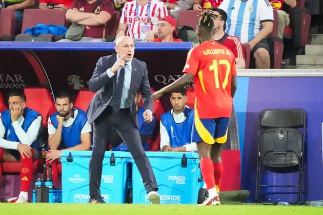Trainer Luis de la Fuente (Spanien Spain) gibt Nico Williams (Spanien Spain, 17) Anweisungen - Köln 30.06.2024: Spanien vs. Georgien, EURO2024 M37, Achtelfinale, EM-Arena Köln