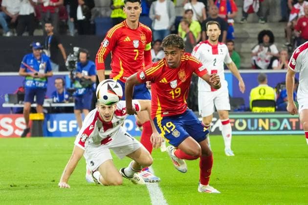 Lamine Yamal (Spanien Spain, 19) holt sich den Ball - Köln 30.06.2024: Spanien vs. Georgien, EURO2024 M37, Achtelfinale, EM-Arena Köln