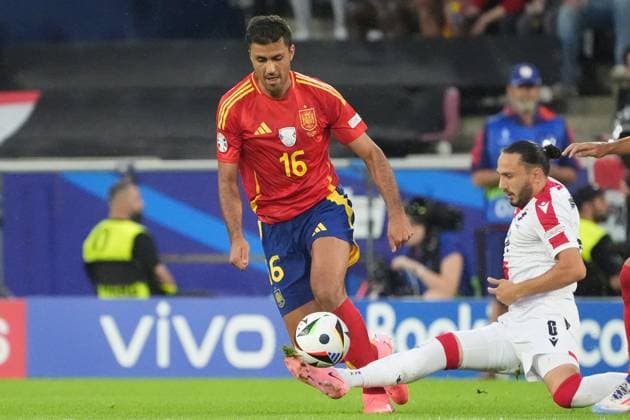 Girogi Kochorashvili (Georgien, Georgia, 06) trennt Rodri (Spanien Spain, 16) vom Ball - Köln 30.06.2024: Spanien vs. Georgien, EURO2024 M37, Achtelfinale, EM-Arena Köln