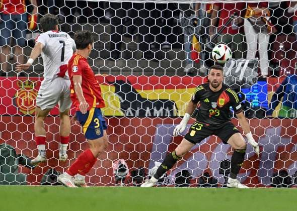 30.06.2024, Fussball UEFA EURO, EM, Europameisterschaft,Fussball 2024, Achtelfinale, Spanien - Georgien, im Köln Stadion, Robin Le Normand (Spanien) per Eigentor zum 0:1 gegen seinen eigenen Torwart Simon Unai (Spanien)