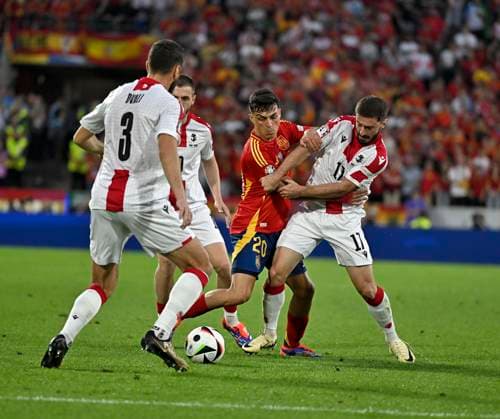 30.06.2024, Fussball UEFA EURO, EM, Europameisterschaft,Fussball 2024, Achtelfinale, Spanien - Georgien, im Köln Stadion, v.l. Lasha Dvali (Georgien), Pedri (Spanien) und Otar Kiteishvili (Georgien) im Duell um den Ball.