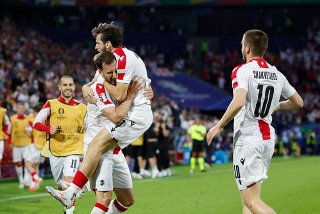 Georgia s Khvicha Kvaratskhelia (C) celebrates with his teammates the 0-1 during the Euro2024 round of 16 soccer match between Spain and Georgia at RheinEnergieStadion in Cologne, Germany, 30 June 2024. Spain vs. Georgia !ACHTUNG: NUR REDAKTIONELLE NUTZUNG!  Copyright: xAlbertoxEstevezx GRAF9906 20240630-55014023270_1