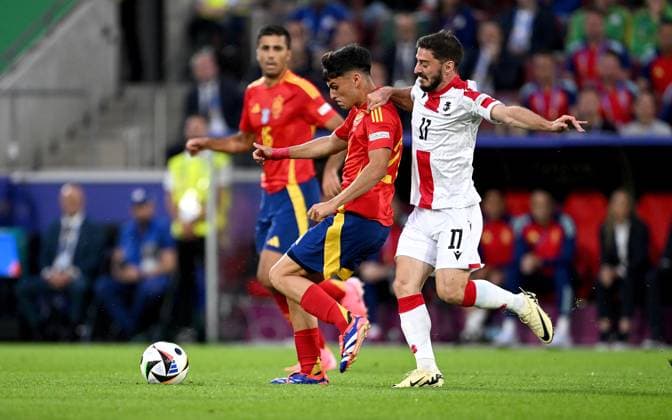 Fussball Euro 2024 Achtelfinale 30.06.2024 Spanien - Georgien Pedri (li, Spanien) gegen Otar Kiteishvili (re, Georgien)