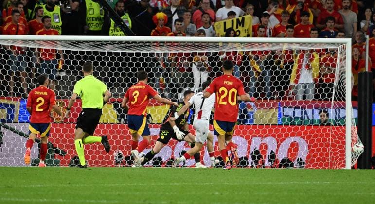 30.06.2024, xsltx, Fussball EM 2024 1 8 Finale, Spanien - Georgien emspor, v.l. Daniel Carvajal Ramos (Spanien), Khvicha Kvaratskhelia (Georgien), Robin Aime Le Normand Mainfray (Spanien) Eigentor 1:0 Georgien, Unai Simon Mendibil (Spanien) (UEFA REGULATIONS PROHIBIT ANY USE OF PHOTOGRAPHS as IMAGE SEQUENCES and or QUASI-VIDEO) Köln