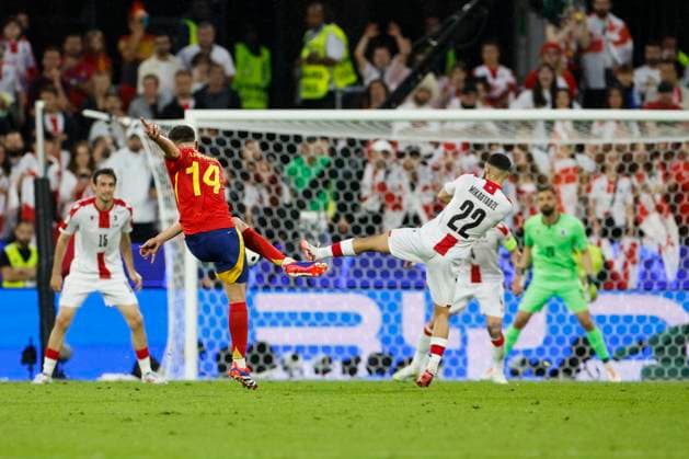 Spain s Aymeric Laporte (L) in action during the Euro2024 round of 16 soccer match between Spain and Georgia at RheinEnergieStadion in Cologne, Germany, 30 June 2024. Spain vs. Georgia !ACHTUNG: NUR REDAKTIONELLE NUTZUNG!  Copyright: xAlbertoxEstevezx GRAF9913 20240630-55014023316_1