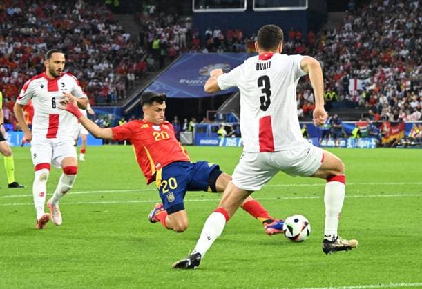30.06.2024, xsltx, Fussball EM 2024 1 8 Finale, Spanien - Georgien emspor, v.l.Pedro Gonzalez Lopez Pedri (Spanien), Lasha Dvali (Georgien) (DFL DFB REGULATIONS PROHIBIT ANY USE OF PHOTOGRAPHS as IMAGE SEQUENCES and or QUASI-VIDEO) Köln