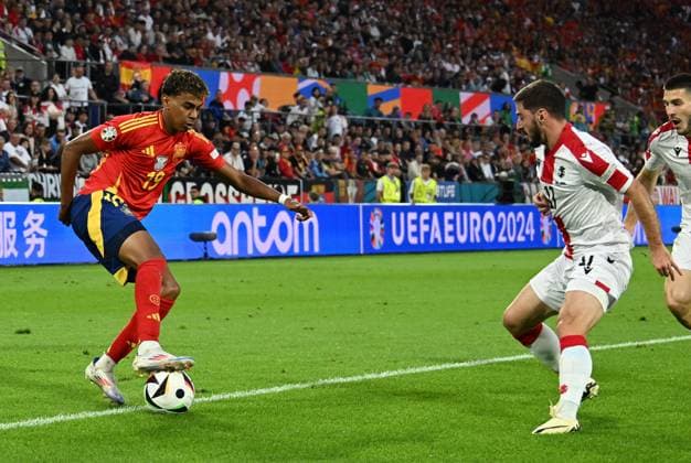 30.06.2024, xsltx, Fussball EM 2024 1 8 Finale, Spanien - Georgien emspor, v.l. Lamine Yamal Nasraoui Ebana (Spanien), Otari Kiteishvili (Georgien) (DFL DFB REGULATIONS PROHIBIT ANY USE OF PHOTOGRAPHS as IMAGE SEQUENCES and or QUASI-VIDEO) Köln