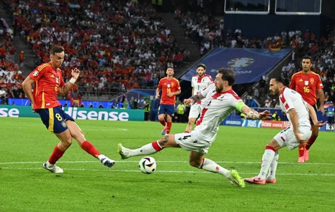 30.06.2024, xsltx, Fussball EM 2024 1 8 Finale, Spanien - Georgien emspor, v.l. Fabian Ruiz Pena (Spanien), Guram Kashia (Georgien), Giorgi Kochorashvili (Georgien) (DFL DFB REGULATIONS PROHIBIT ANY USE OF PHOTOGRAPHS as IMAGE SEQUENCES and or QUASI-VIDEO) Köln