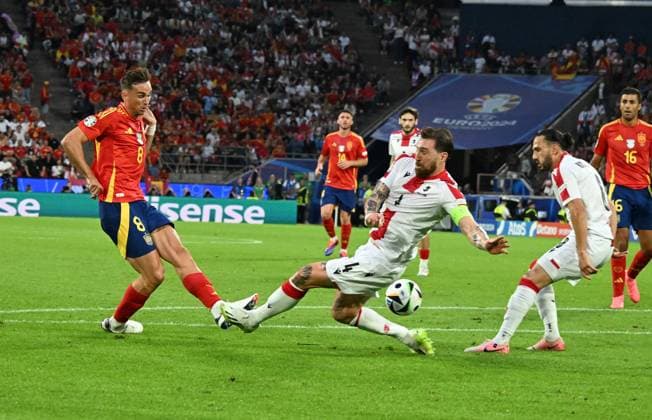 30.06.2024, xsltx, Fussball EM 2024 1 8 Finale, Spanien - Georgien emspor, v.l. Fabian Ruiz Pena (Spanien), Guram Kashia (Georgien), Giorgi Kochorashvili (Georgien) (DFL DFB REGULATIONS PROHIBIT ANY USE OF PHOTOGRAPHS as IMAGE SEQUENCES and or QUASI-VIDEO) Köln