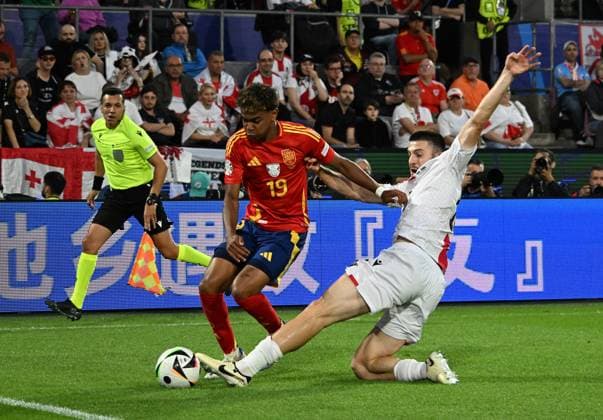 30.06.2024, xsltx, Fussball EM 2024 1 8 Finale, Spanien - Georgien emspor, v.l. Lamine Yamal Nasraoui Ebana (Spanien) (DFL DFB REGULATIONS PROHIBIT ANY USE OF PHOTOGRAPHS as IMAGE SEQUENCES and or QUASI-VIDEO) Köln