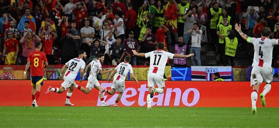 30.06.2024, xsltx, Fussball EM 2024 1 8 Finale, Spanien - Georgien emspor, v.l. Khvicha Kvaratskhelia (Georgien) celebrate the goal, Der Torjubel zum 1:0 (DFL DFB REGULATIONS PROHIBIT ANY USE OF PHOTOGRAPHS as IMAGE SEQUENCES and or QUASI-VIDEO) Köln