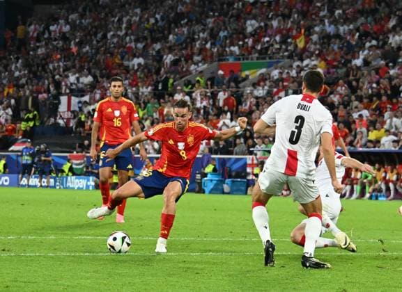 30.06.2024, xsltx, Fussball EM 2024 1 8 Finale, Spanien - Georgien emspor, v.l. Fabian Ruiz Pena (Spanien), Lasha Dvali (Georgien) (DFL DFB REGULATIONS PROHIBIT ANY USE OF PHOTOGRAPHS as IMAGE SEQUENCES and or QUASI-VIDEO) Köln