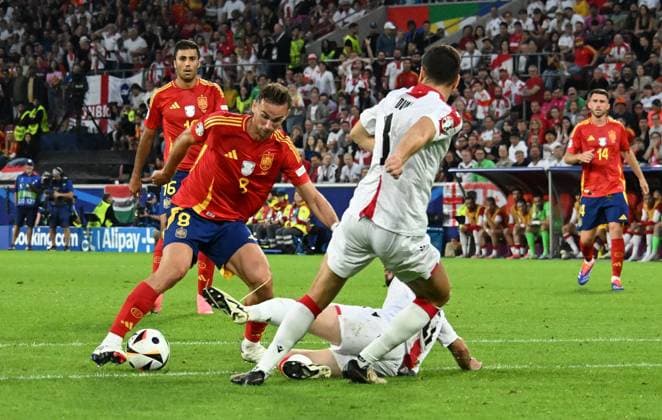 30.06.2024, xsltx, Fussball EM 2024 1 8 Finale, Spanien - Georgien emspor, v.l. Fabian Ruiz Pena (Spanien), Lasha Dvali (Georgien) (DFL DFB REGULATIONS PROHIBIT ANY USE OF PHOTOGRAPHS as IMAGE SEQUENCES and or QUASI-VIDEO) Köln