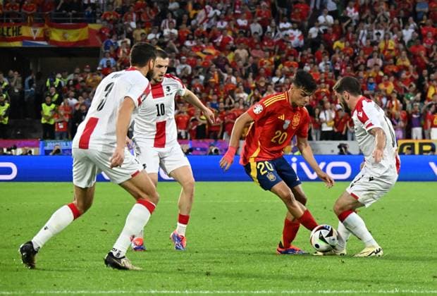 30.06.2024, xsltx, Fussball EM 2024 1 8 Finale, Spanien - Georgien emspor, v.l. Lasha Dvali (Georgien), Giorgi Chakvetadze (Georgien), Pedro Gonzalez Lopez Pedri (Spanien), Otari Kiteishvili (Georgien) (DFL DFB REGULATIONS PROHIBIT ANY USE OF PHOTOGRAPHS as IMAGE SEQUENCES and or QUASI-VIDEO) Köln