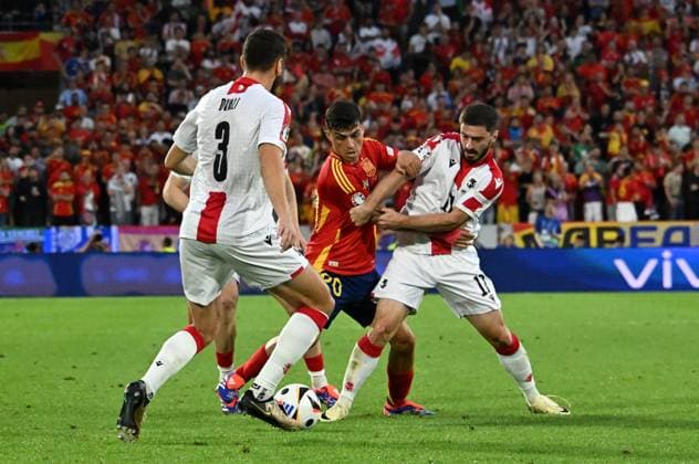 30.06.2024, xsltx, Fussball EM 2024 1 8 Finale, Spanien - Georgien emspor, v.l. Lasha Dvali (Georgien), Giorgi Chakvetadze (Georgien), Pedro Gonzalez Lopez Pedri (Spanien), Otari Kiteishvili (Georgien) (DFL DFB REGULATIONS PROHIBIT ANY USE OF PHOTOGRAPHS as IMAGE SEQUENCES and or QUASI-VIDEO) Köln