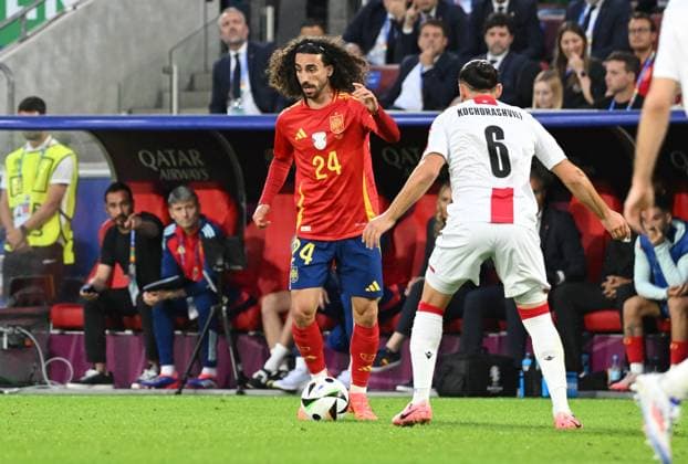 30.06.2024, xsltx, Fussball EM 2024 1 8 Finale, Spanien - Georgien emspor, v.l. Marc Cucurella Saseta (Spanien), Giorgi Kochorashvili (Georgien) (DFL DFB REGULATIONS PROHIBIT ANY USE OF PHOTOGRAPHS as IMAGE SEQUENCES and or QUASI-VIDEO) Köln