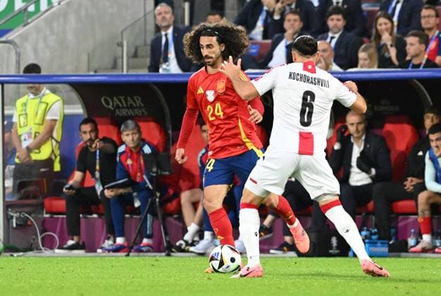 30.06.2024, xsltx, Fussball EM 2024 1 8 Finale, Spanien - Georgien emspor, v.l. Marc Cucurella Saseta (Spanien), Giorgi Kochorashvili (Georgien) (DFL DFB REGULATIONS PROHIBIT ANY USE OF PHOTOGRAPHS as IMAGE SEQUENCES and or QUASI-VIDEO) Köln