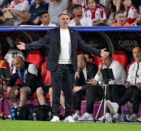 30.06.2024, Fussball UEFA EURO, EM, Europameisterschaft,Fussball 2024, Achtelfinale, Spanien - Georgien, im Köln Stadion, Trainer Willy Sagnol (Georgien) breitet die Arme aus