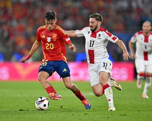 30.06.2024, Fussball UEFA EURO, EM, Europameisterschaft,Fussball 2024, Achtelfinale, Spanien - Georgien, im Köln Stadion, v.l. Pedri (Spanien) gegen Otar Kiteishvili (Georgien)
