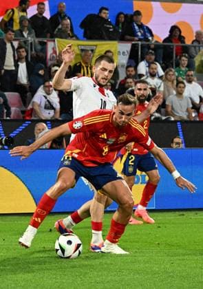 30.06.2024, xsltx, Fussball EM 2024 1 8 Finale, Spanien - Georgien emspor, v.l. Giorgi Chakvetadze (Georgien), Fabian Ruiz Pena (Spanien) (DFL DFB REGULATIONS PROHIBIT ANY USE OF PHOTOGRAPHS as IMAGE SEQUENCES and or QUASI-VIDEO) Köln