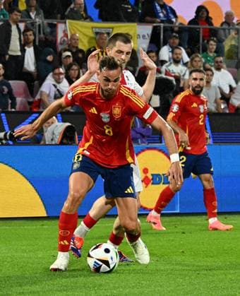 30.06.2024, xsltx, Fussball EM 2024 1 8 Finale, Spanien - Georgien emspor, v.l. Giorgi Chakvetadze (Georgien), Fabian Ruiz Pena (Spanien) (DFL DFB REGULATIONS PROHIBIT ANY USE OF PHOTOGRAPHS as IMAGE SEQUENCES and or QUASI-VIDEO) Köln