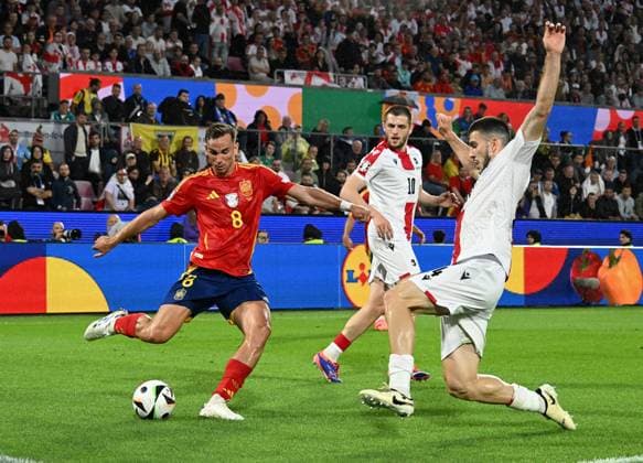 30.06.2024, xsltx, Fussball EM 2024 1 8 Finale, Spanien - Georgien emspor, v.l. Giorgi Chakvetadze (Georgien), Fabian Ruiz Pena (Spanien), Guram Kashia (Georgien) (DFL DFB REGULATIONS PROHIBIT ANY USE OF PHOTOGRAPHS as IMAGE SEQUENCES and or QUASI-VIDEO) Köln